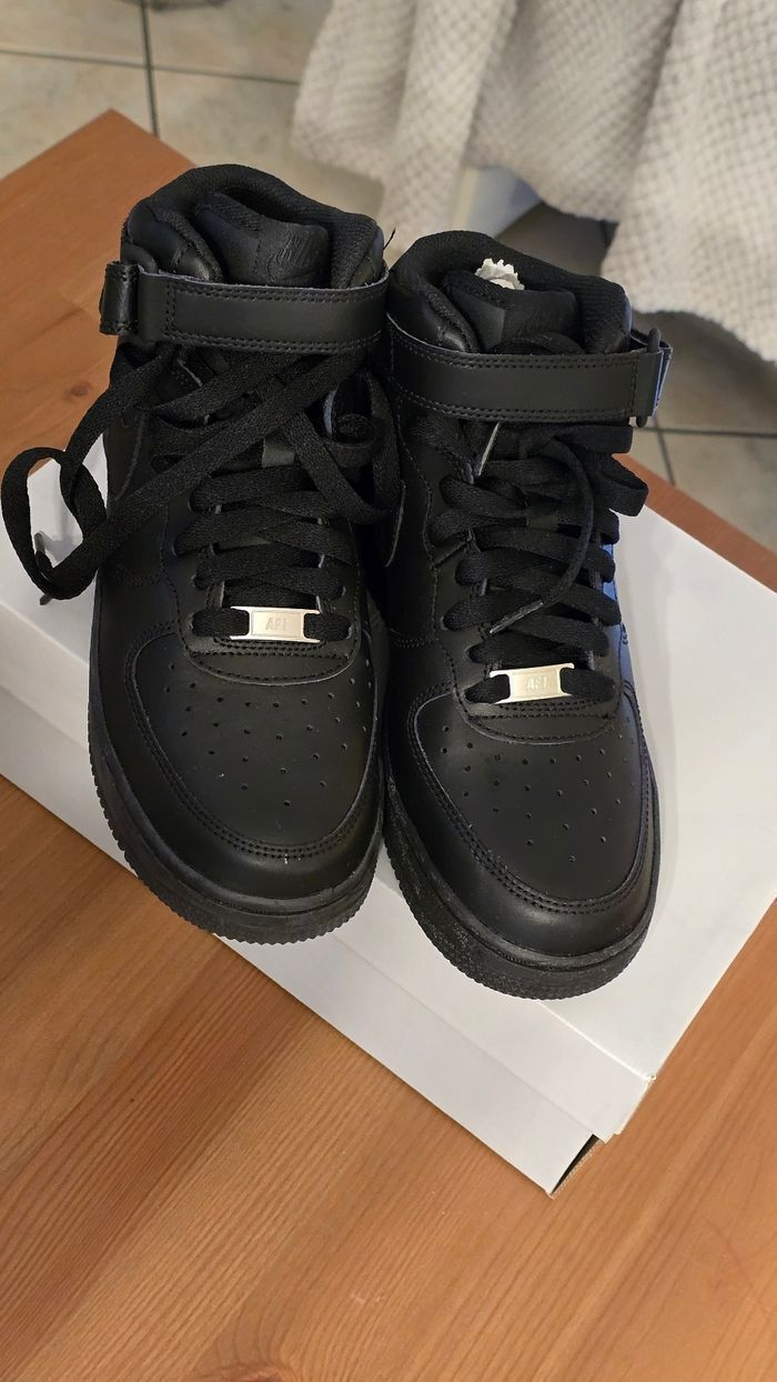 (NEUVES NON PORTEES) 🏷🥰😍👌 superbes baskets. NIKE AIR FORCE ONE Pointure 37.5 unisex 😍🥰 - photo numéro 3