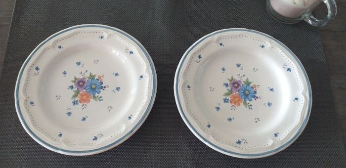 2 jolies assiettes à dessert