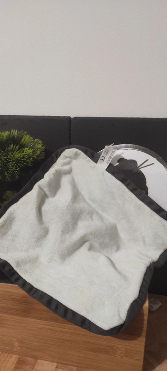 Doudou plat chien bleu vert gris Zeeman Pattes empreintes grelot Blanc Carré - photo numéro 2