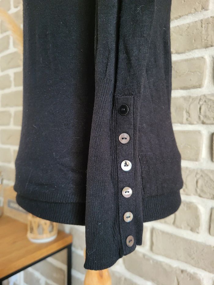 Pull col V noir Zara boutonné aux poignets - photo numéro 6