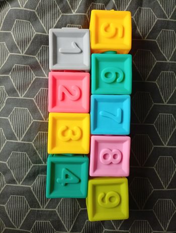 Cubes empilables et emboîtables 