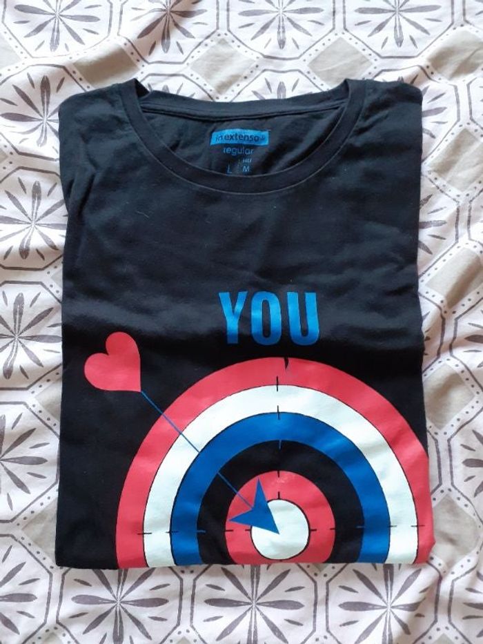 Tshirt noir avec motif cible et coeur