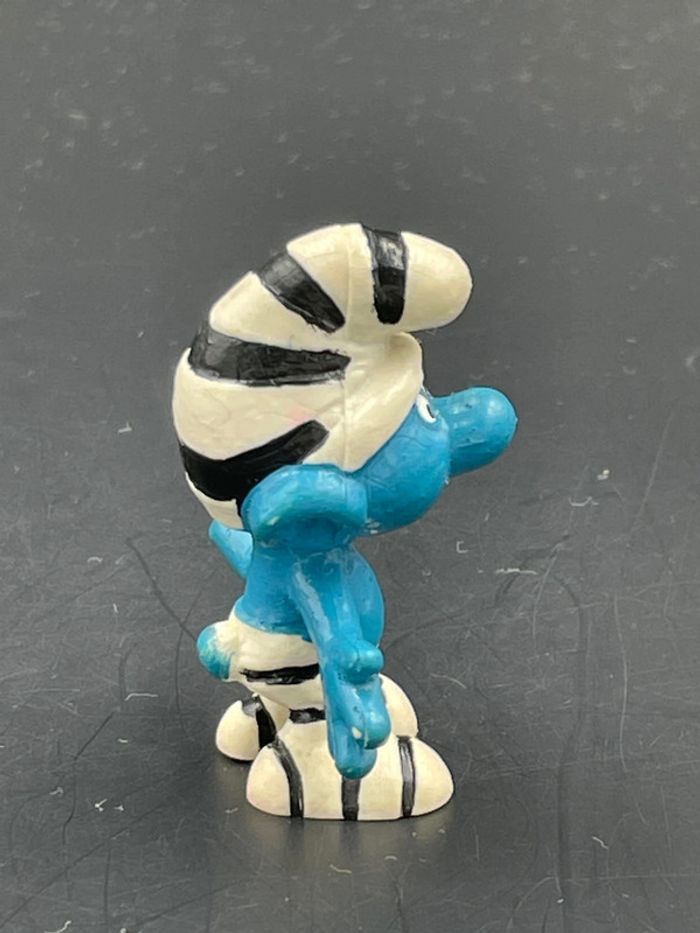 Figurine Les Schtroumpfs prisonnier vintage 1965 Germany 5 cm - photo numéro 2