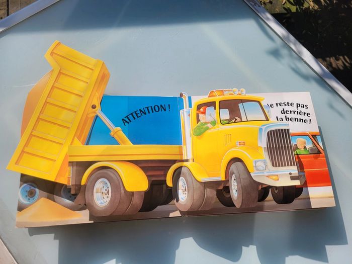 Superbe livre Pop-up Vrrroum! Mango jeunesse, À chaque page, un camion surgit! 62 - photo numéro 6