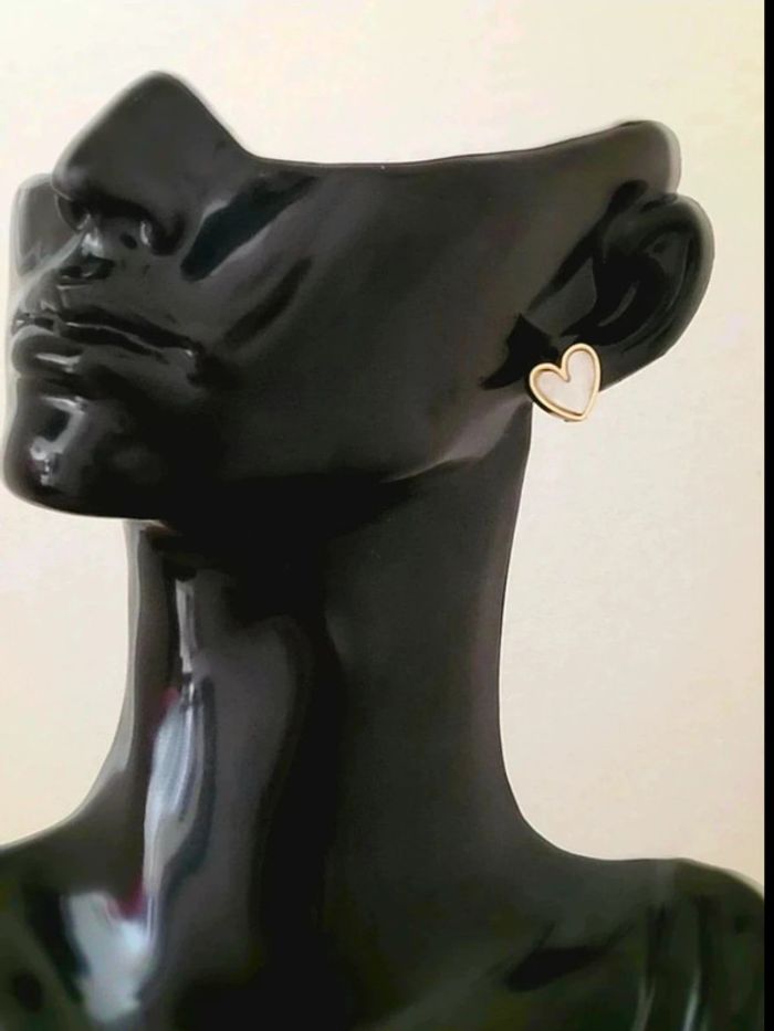 Boucles d’oreilles blanc et dorées cœur ajouré – clous fins minimalistes – bijou fantaisie chic - photo numéro 6