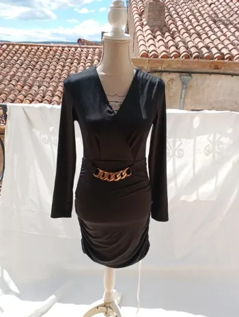 Robe courte noire avec ceinture dorée taille 38