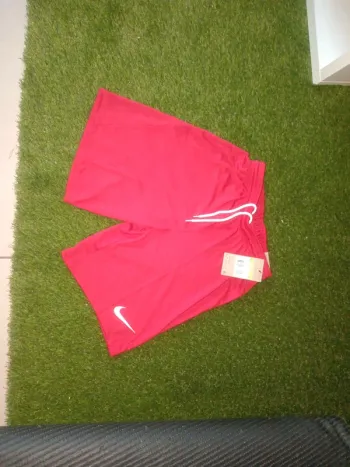 Short football Nike taille S rouge neuf