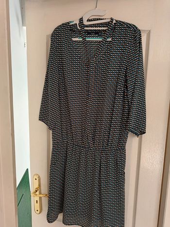 Robe fluide avec petit lien fantaisie autour du cou