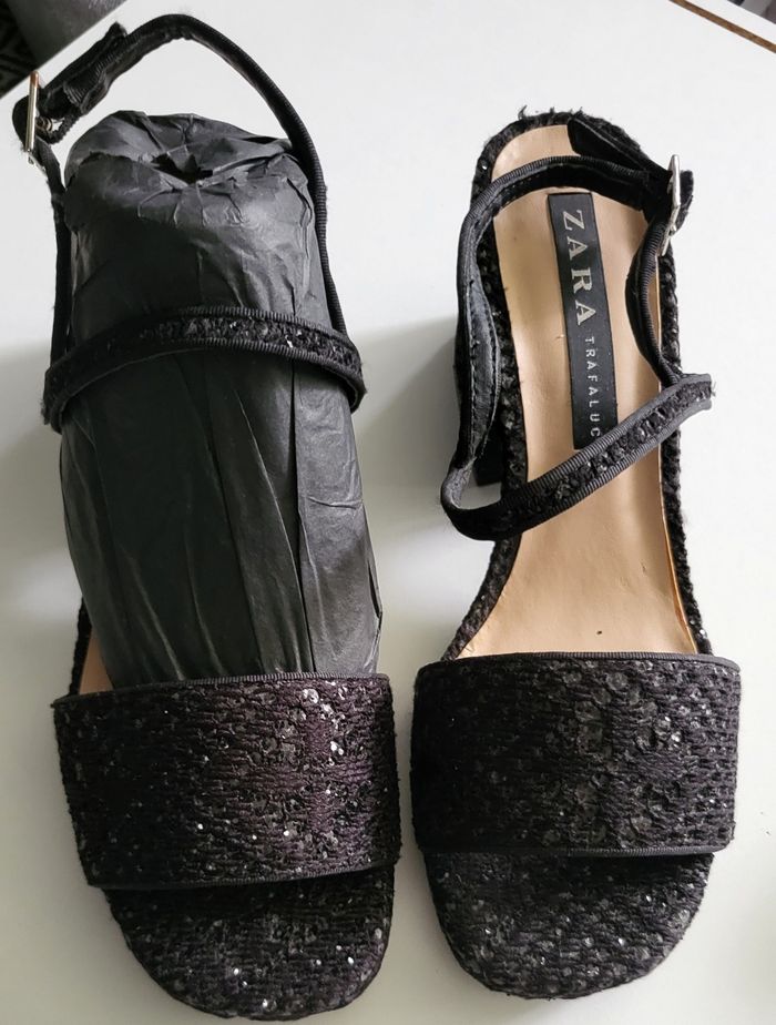 Sandales noires pour femmes Zara Taille 39 État comme neuf (Zara trafaluc) 
 
Prix : 20 euros 

Remise en main propre possible a Rueil-Malmaison (Secteur place besche) 

#zara#zarawoman#zarafashion#zaraaddicted#sandales#sandale#noir#classe#paillette#fêtes - photo numéro 4