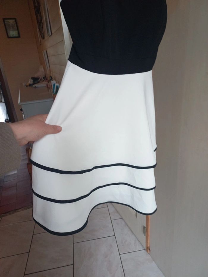 Robe noire et blanche - photo numéro 3