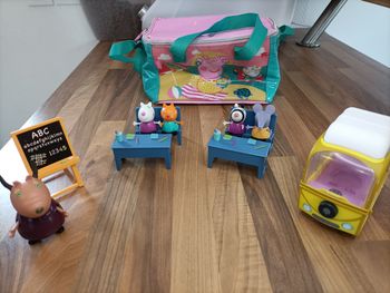 Lot Peppa Pig : Ecole et ses écoliers, mini bus et sac thermo goûter