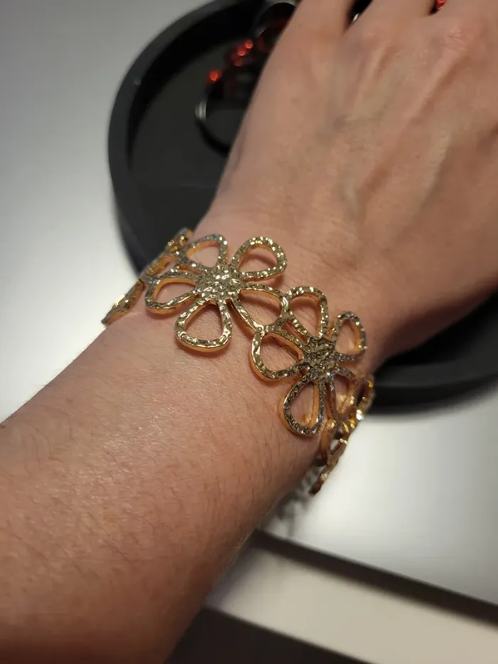 Bracelet jonc en acier inoxydable doré avec de grandes fleurs - photo numéro 5