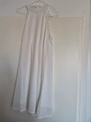 Robe dos nu blanche avec détails broderie taille L