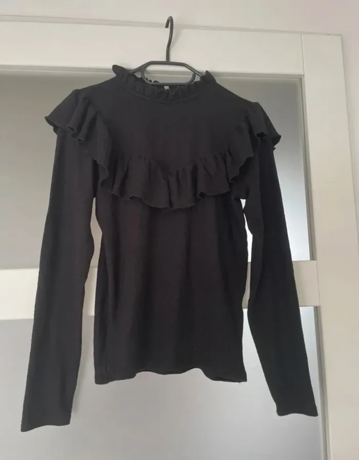 Pull noir décolleté à volants original "Naf Naf"