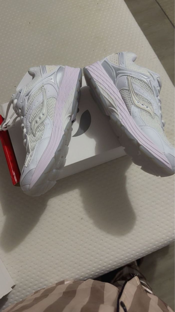 Basket Neuve de Marque Saucony Taille 43 - photo numéro 3