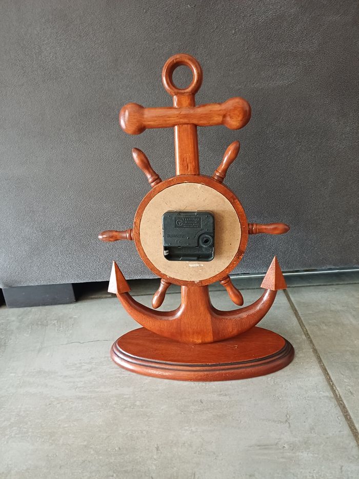 Horloge en bois, en forme d'ancre et de barre de bâteau - photo numéro 3