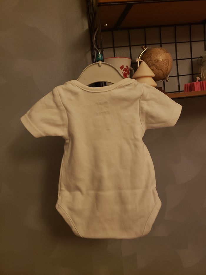 Body 🎀 C&A 1 mois 2€ - photo numéro 4