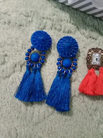 Deux paires de boucles d'oreilles