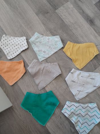 Lot 8 petits bavoirs