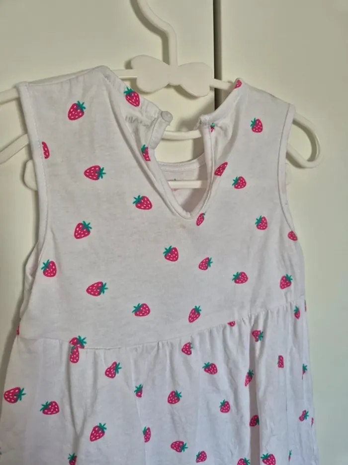 robe d'été KIABI taille 2 ans 92cm blanches motifs fraises sans  manches  🌸 collection 2025 - photo numéro 4