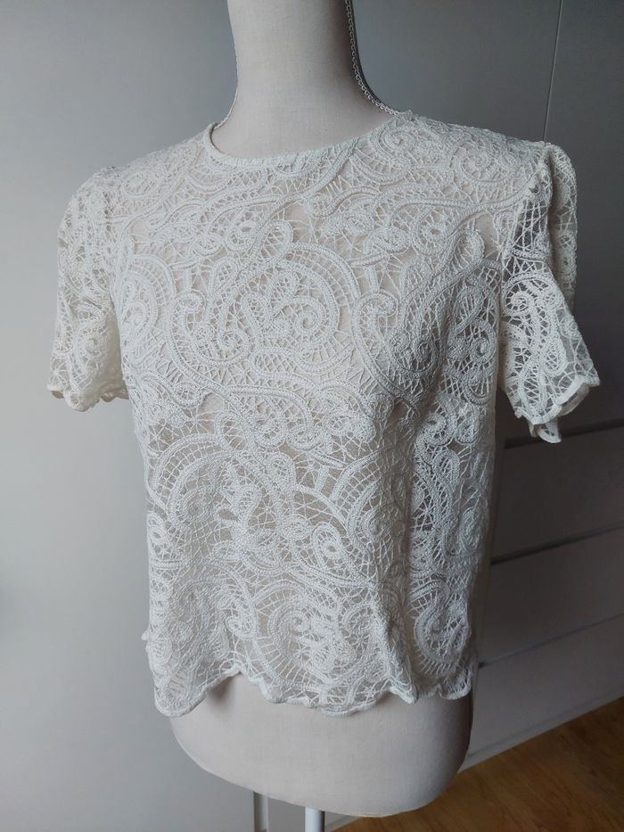 Très joli top en dentelle manches courtes