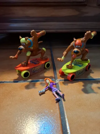 Lot de 2 figurines Scooby-Doo Fizzy Skateboard et Daphné