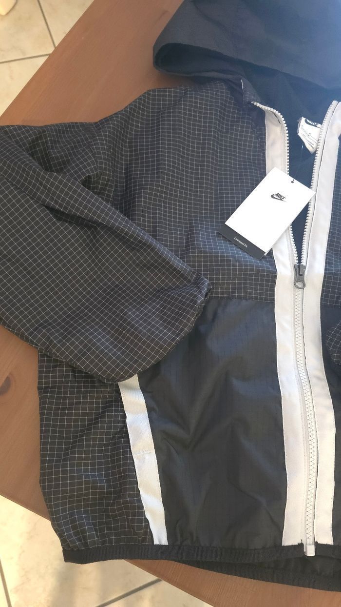 NEUF (non porté) 🏷🥰😍🤩 superbe coupe vent NIKE mixte taille 10 ans 🤩😍🥰 - photo numéro 4