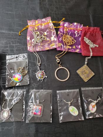 Lot de 8 colliers / sautoirs divers