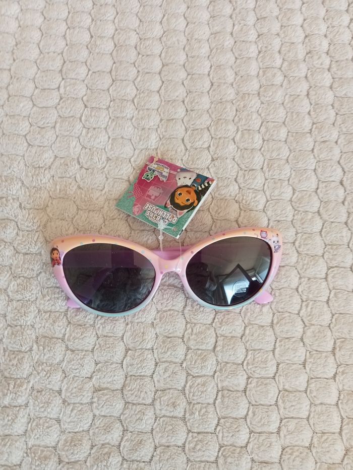 Une paire de lunettes de soleil gabby chat