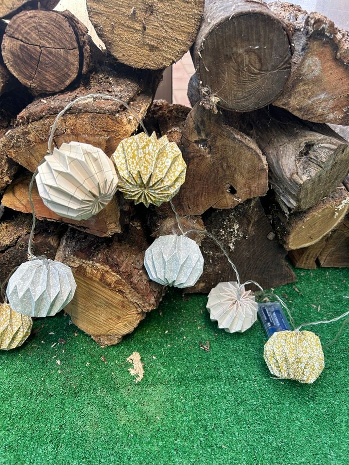 Guirlande lumineuse boules papier – Jaune et gris – fonctionne (sauf 1 led) – piles incluses - photo numéro 2