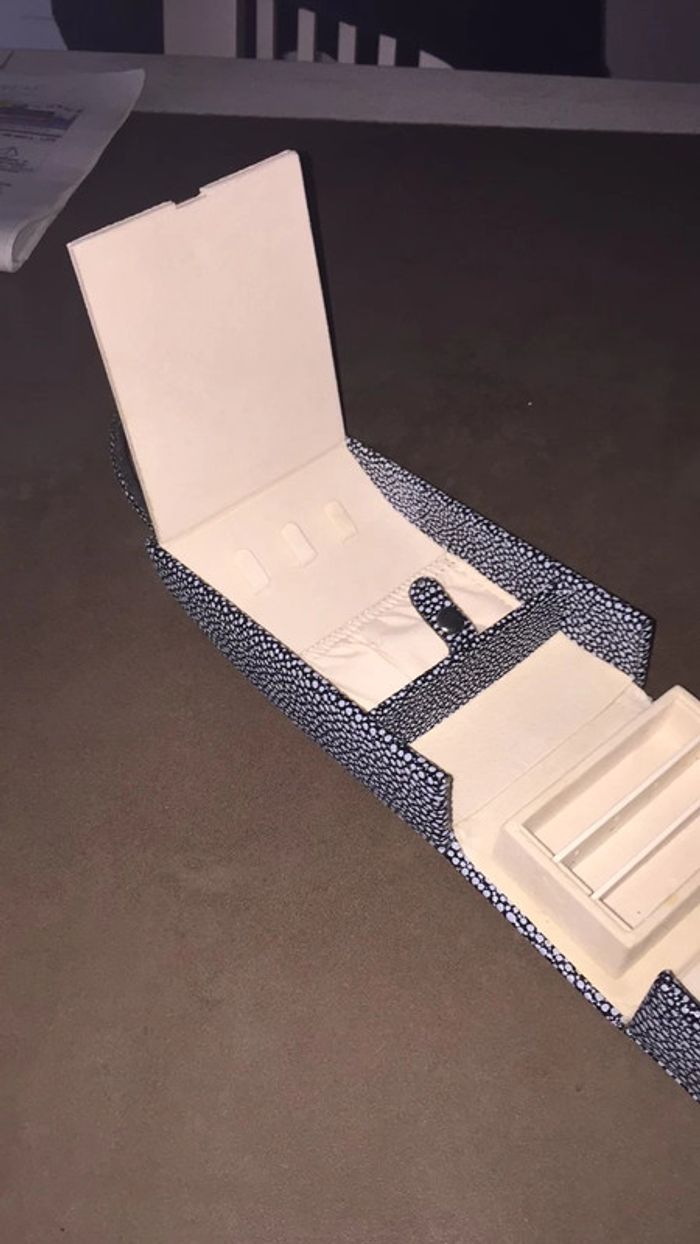 Boîte à bijoux portatif super cuir jamais servi - photo numéro 3