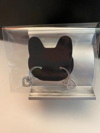 Idée cadeau Noël - Très jolies boucles d’oreille cœur argenté