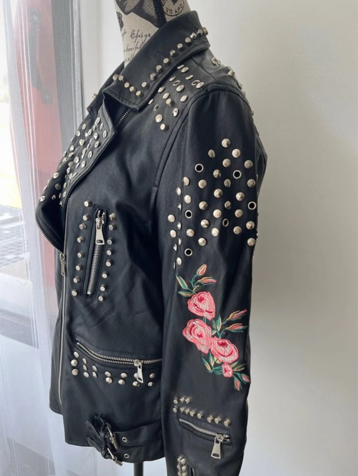 Splendide perfecto noir avec clous et broderies - photo numéro 4