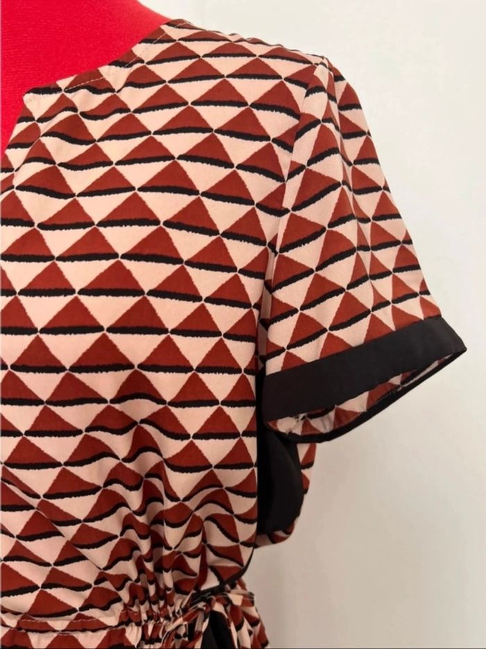 Robe droite imprimé graphique beige bordeaux noir à ceinturer Scotch and Soda - photo numéro 3