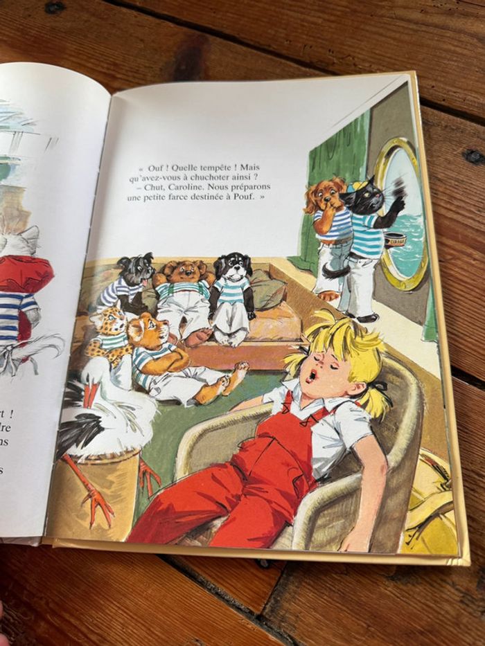 Couverture bleue Moyen Livre bd album La croisière de Caroline Hachette - photo numéro 6