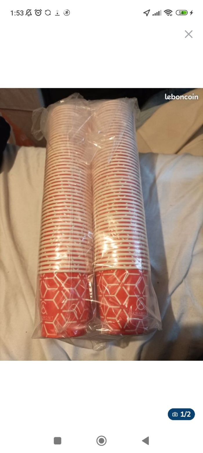 200 gobelets en carton + agitateurs en bois