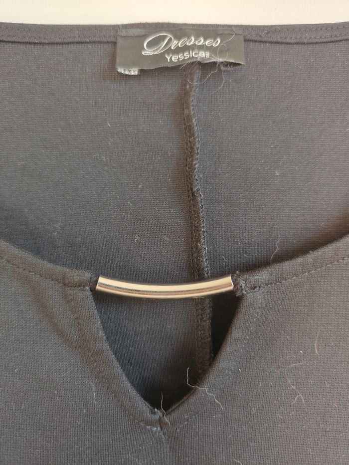 Robe noire Yessica (C&A) M – coupe évasée & détail métal au col - photo numéro 3