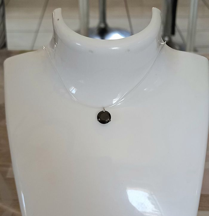 Ras de cou fil transparent strass noir
