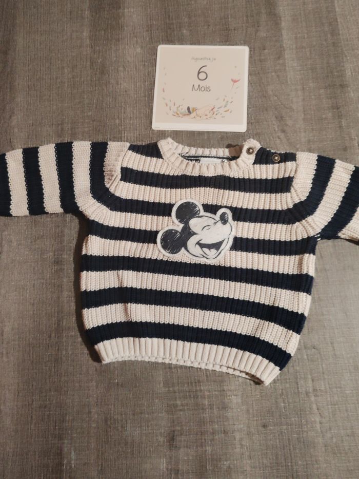 Pull 6 mois neuf