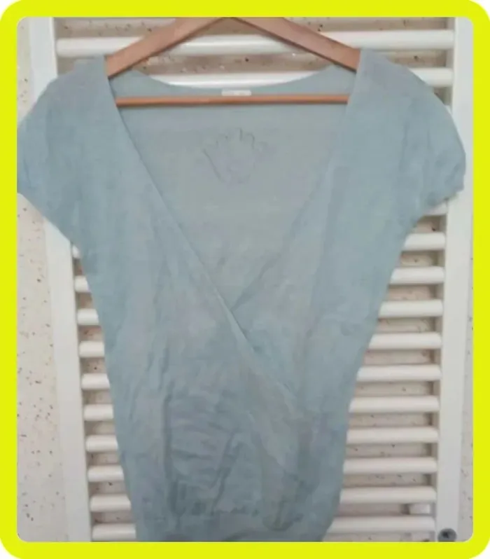 Pull  fin  bleu  clair manche  courte style  cache  coeur Ladysoul  Taille S  Taille - photo numéro 2