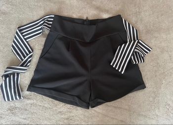 Short court noir avec ceinture