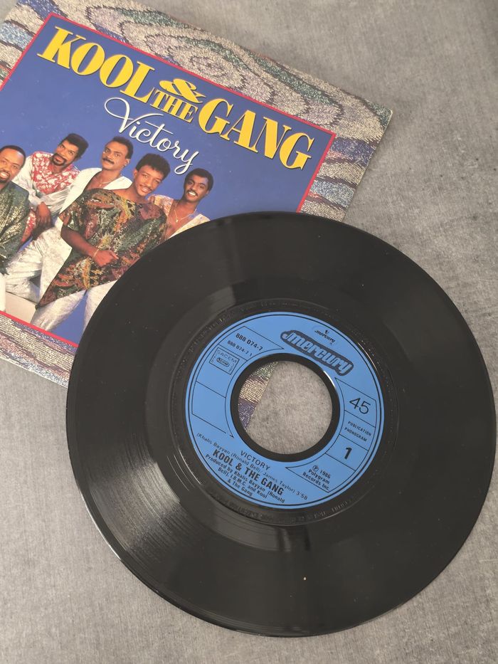 🎵 Vinyle 45 tours – Kool & The Gang – Victory / Bad Woman - photo numéro 4