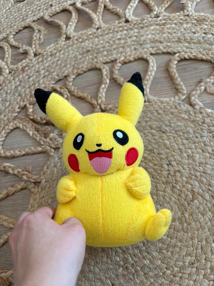 Peluche pikachu