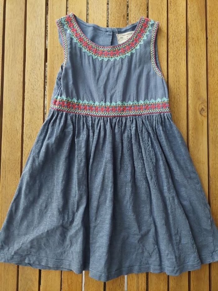 Jolie robe brodée 4/5 ans