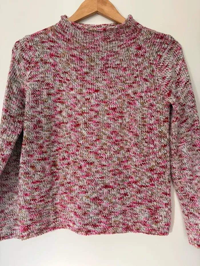 Pull moucheté dans les tons rose beige blanc