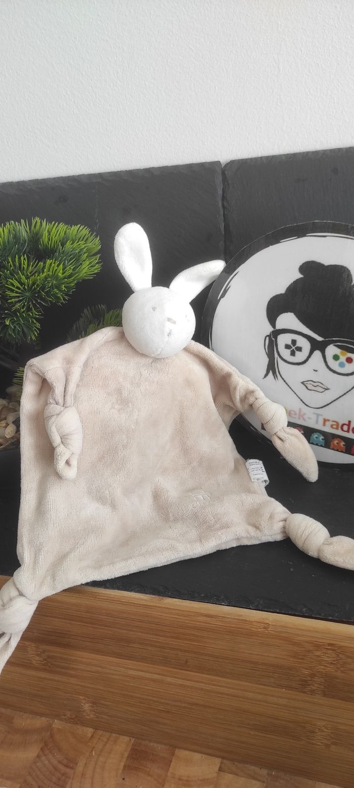 Doudou Lapin Plat Beige okaïdi Obaïbi marron plat noeud ob blanc Carré Ancien