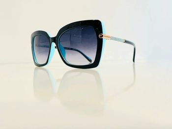 Lunette de soleil femme noire et turquoise bras en strass UV protection catégorie 3