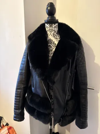 Magnifique veste en simili cuir et fourrure
