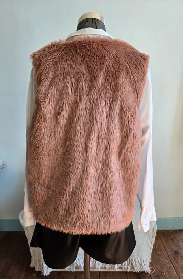 Veste sans manches en fausse fourrure. - photo numéro 2