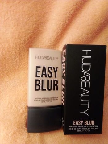 Huda Beauty fond de teint Easy blur cheesecake 250G 30ml neuf jamais utilisé jamais ouvert
